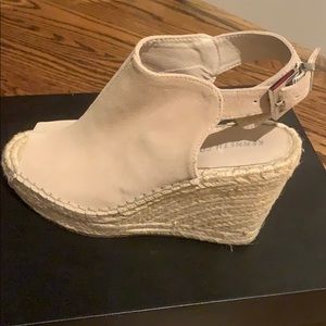 Size 7.5 Kenneth Cole Sandals